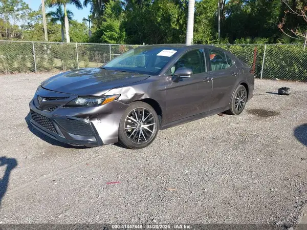 4T1G11AK5NU620307 2022 TOYOTA CAMRY - Image 2