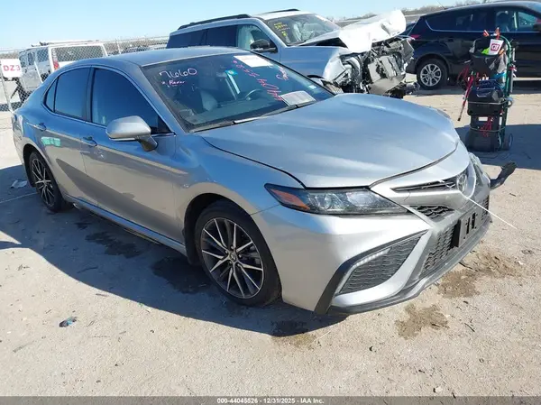 4T1G11AK5NU623675 2022 TOYOTA CAMRY - Image 1