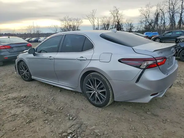 4T1G11AK5NU636975 2022 TOYOTA CAMRY - Image 2