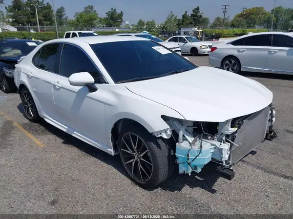 4T1G11AK5NU658877 2022 TOYOTA CAMRY - Image 1