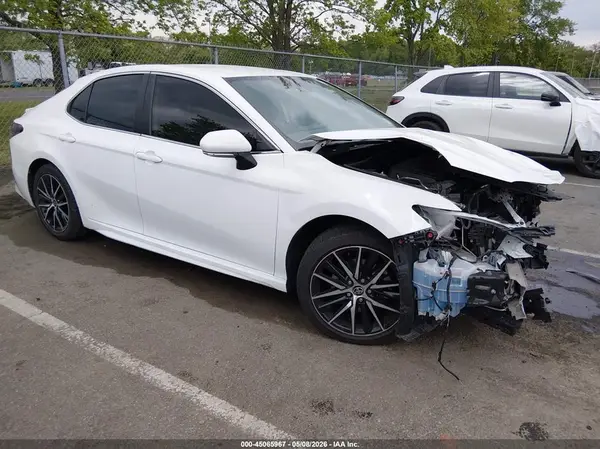4T1G11AK5NU663335 2022 TOYOTA CAMRY - Image 1