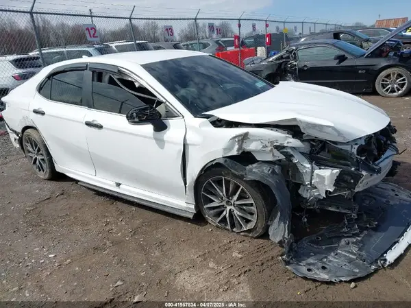 4T1G11AK5NU670897 2022 TOYOTA CAMRY - Image 1