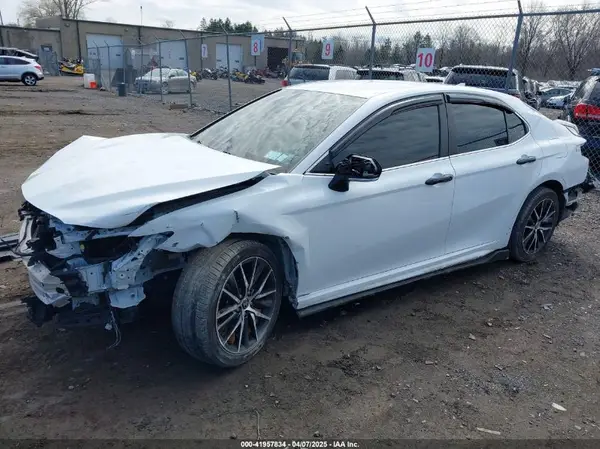 4T1G11AK5NU670897 2022 TOYOTA CAMRY - Image 2