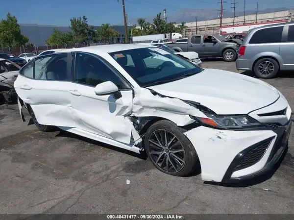 4T1G11AK5NU671290 2022 TOYOTA CAMRY - Image 1