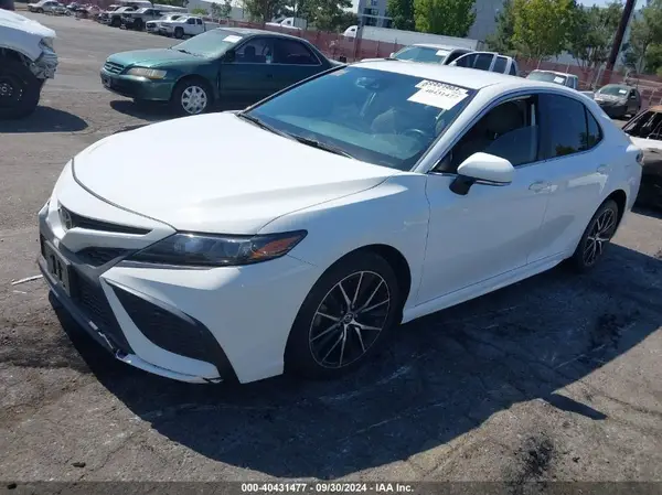4T1G11AK5NU671290 2022 TOYOTA CAMRY - Image 2