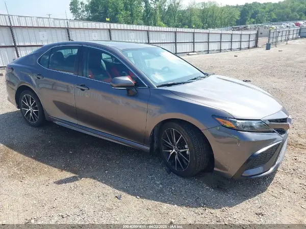 4T1G11AK5NU671838 2022 TOYOTA CAMRY - Image 1