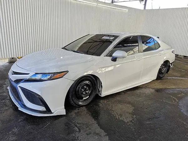 4T1G11AK5NU673864 2022 TOYOTA CAMRY - Image 1