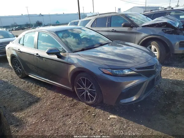 4T1G11AK5NU676490 2022 TOYOTA CAMRY - Image 1