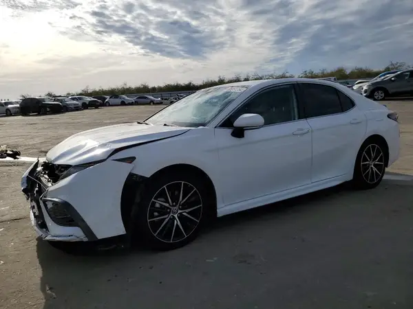 4T1G11AK5NU677347 2022 TOYOTA CAMRY - Image 1