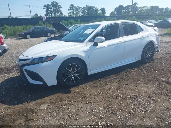 4T1G11AK5NU680619 2022 TOYOTA CAMRY - Image 2