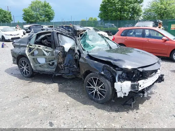 4T1G11AK5NU680670 2022 TOYOTA CAMRY - Image 1