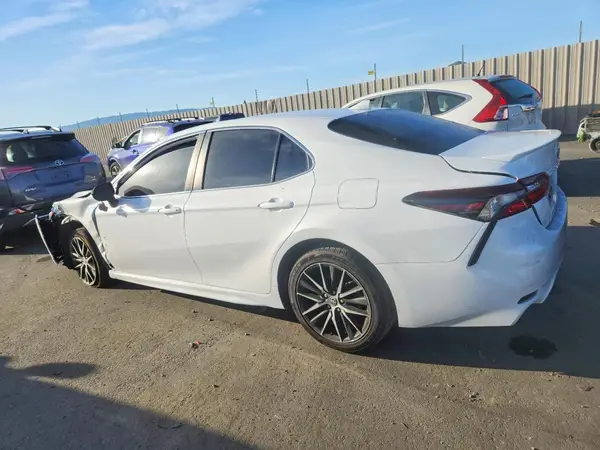 4T1G11AK5NU699560 2022 TOYOTA CAMRY - Image 2