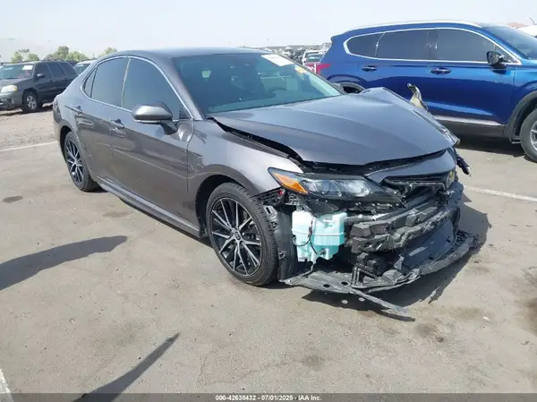 4T1G11AK5NU699638 2022 TOYOTA CAMRY - Image 1