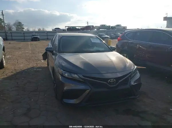 4T1G11AK5NU715613 2022 TOYOTA CAMRY - Image 1