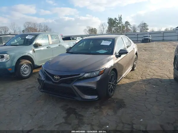 4T1G11AK5NU715613 2022 TOYOTA CAMRY - Image 2