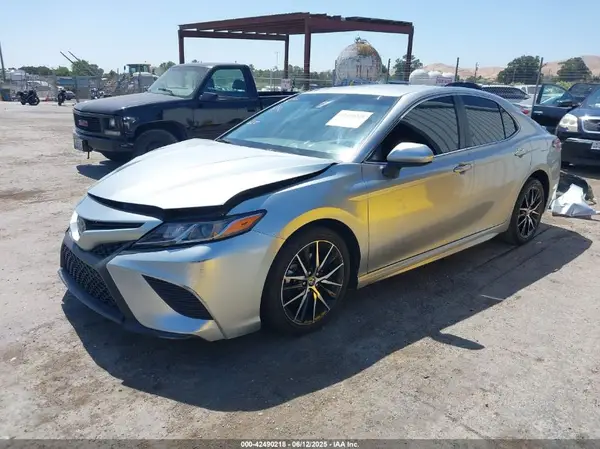 4T1G11AK6LU932813 2020 TOYOTA CAMRY - Image 2