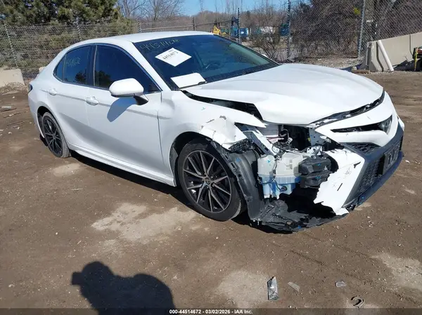 4T1G11AK6MU403881 2021 TOYOTA CAMRY - Image 1