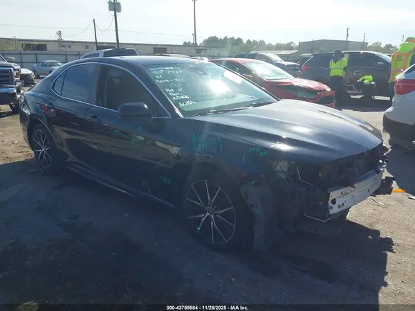4T1G11AK6MU420261 2021 TOYOTA CAMRY - Image 1