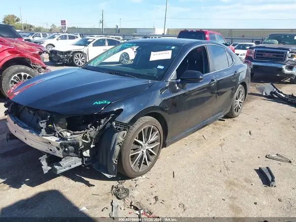 4T1G11AK6MU420261 2021 TOYOTA CAMRY - Image 2