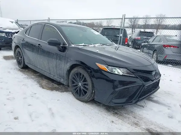 4T1G11AK6MU424696 2021 TOYOTA CAMRY - Image 1