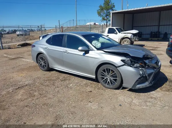 4T1G11AK6MU441661 2021 TOYOTA CAMRY - Image 1