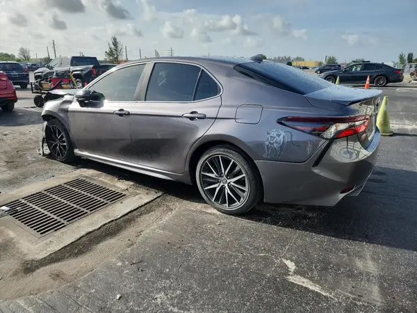 4T1G11AK6MU444270 2021 TOYOTA CAMRY - Image 2