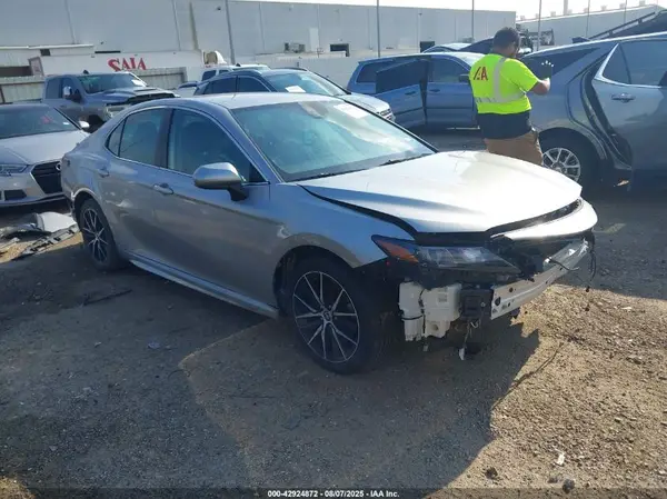 4T1G11AK6MU448528 2021 TOYOTA CAMRY - Image 1