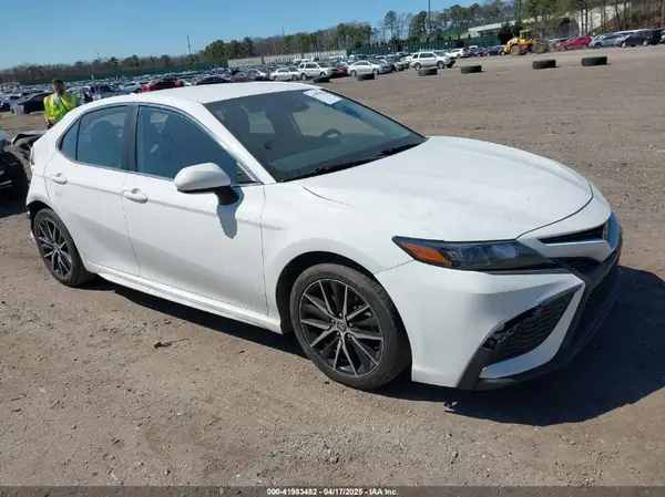 4T1G11AK6MU453888 2021 TOYOTA CAMRY - Image 1