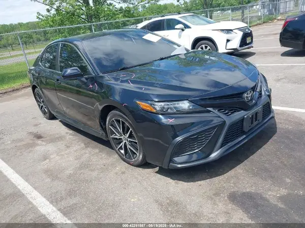 4T1G11AK6MU516682 2021 TOYOTA CAMRY - Image 1