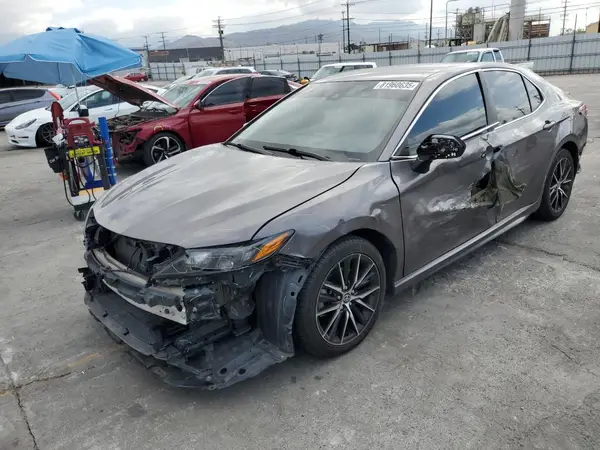 4T1G11AK6MU520392 2021 TOYOTA CAMRY - Image 1