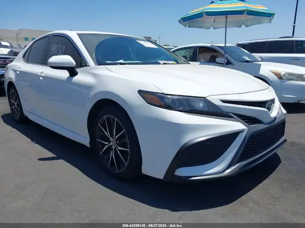 4T1G11AK6MU521154 2021 TOYOTA CAMRY - Image 1