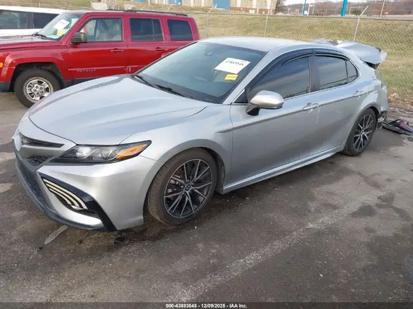 4T1G11AK6MU523860 2021 TOYOTA CAMRY - Image 2