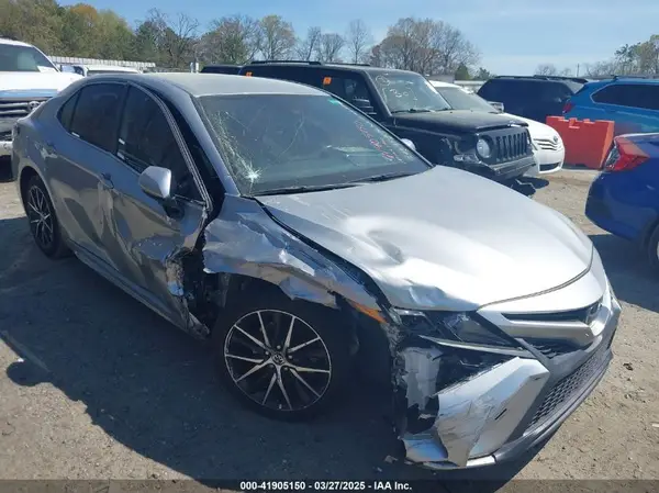 4T1G11AK6MU526628 2021 TOYOTA CAMRY - Image 1