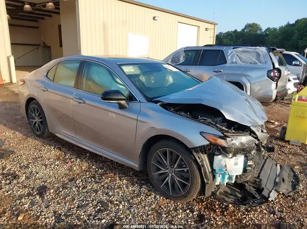 4T1G11AK6MU537211 2021 TOYOTA CAMRY - Image 1