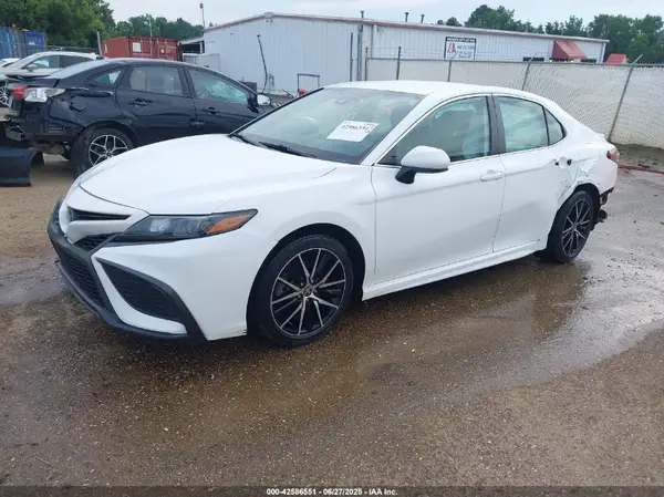 4T1G11AK6MU548757 2021 TOYOTA CAMRY - Image 2