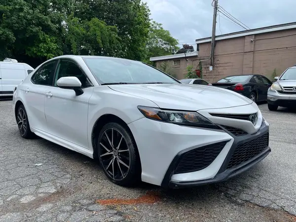 4T1G11AK6MU5588 2021 TOYOTA CAMRY - Image 1