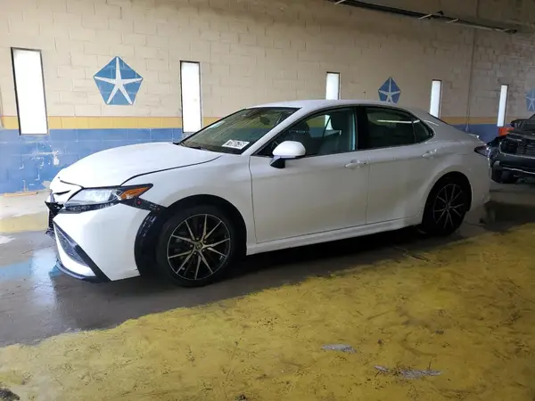 4T1G11AK6MU568944 2021 TOYOTA CAMRY - Image 1