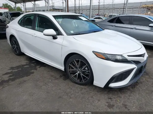 4T1G11AK6MU573724 2021 TOYOTA CAMRY - Image 1