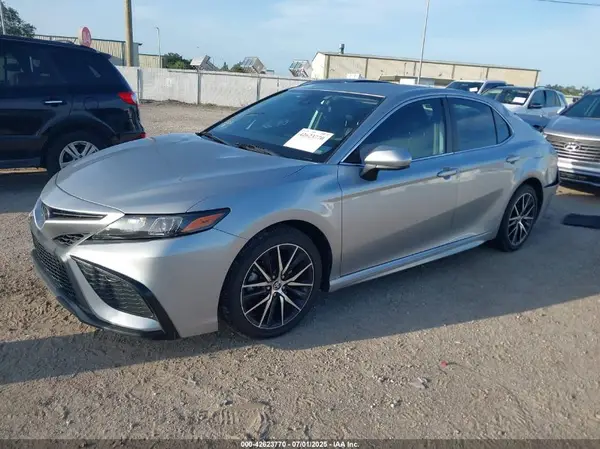 4T1G11AK6MU583475 2021 TOYOTA CAMRY - Image 2