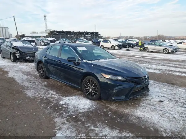 4T1G11AK6MU584271 2021 TOYOTA CAMRY - Image 1