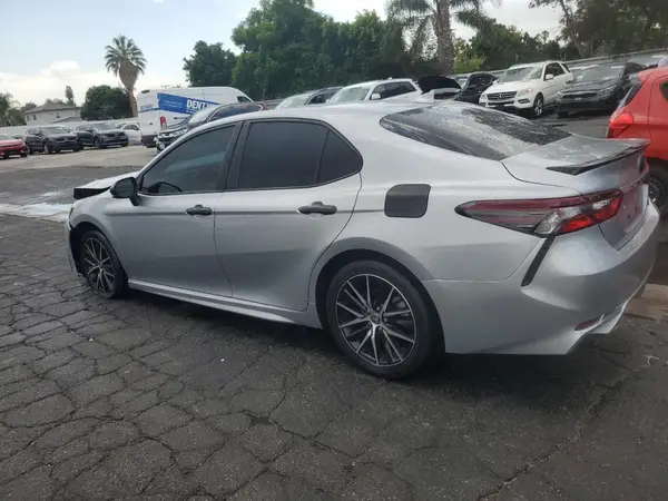 4T1G11AK6MU585002 2021 TOYOTA CAMRY - Image 2