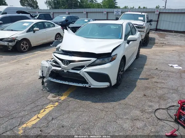 4T1G11AK6MU585596 2021 TOYOTA CAMRY - Image 2