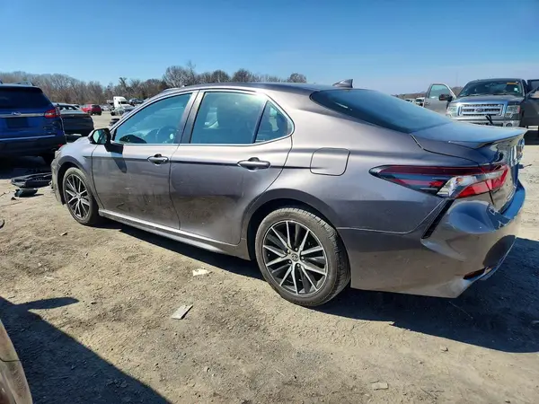 4T1G11AK6MU590975 2021 TOYOTA CAMRY - Image 2