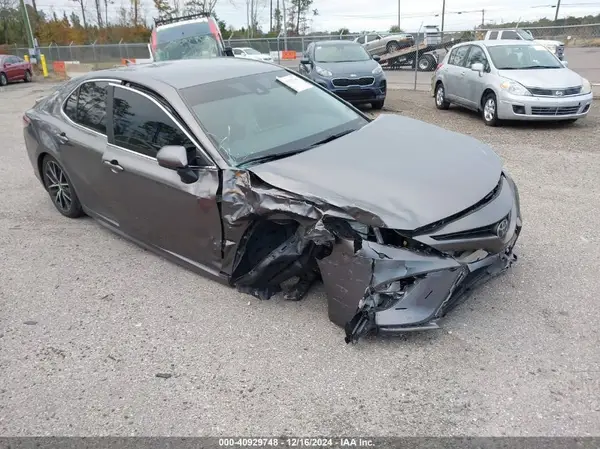 4T1G11AK6MU596811 2021 TOYOTA CAMRY - Image 1