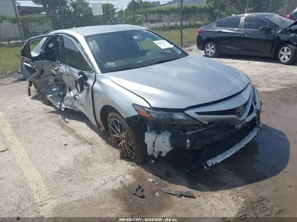 4T1G11AK6MU601117 2021 TOYOTA CAMRY - Image 1