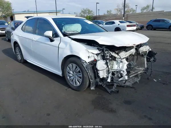 4T1G11AK6MU601344 2021 TOYOTA CAMRY - Image 1