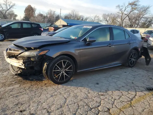 4T1G11AK6MU605877 2021 TOYOTA CAMRY - Image 1