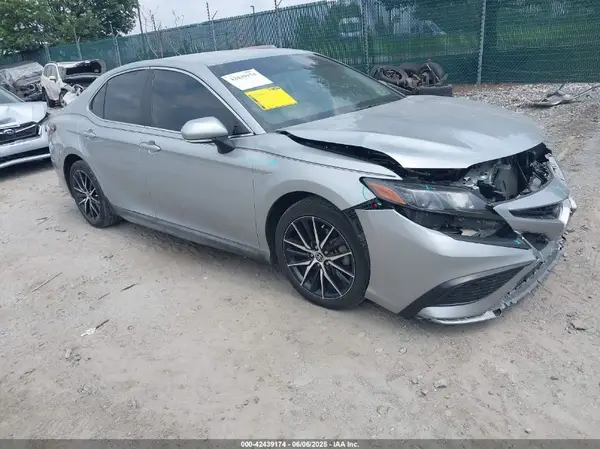4T1G11AK6NU017656 2022 TOYOTA CAMRY - Image 1