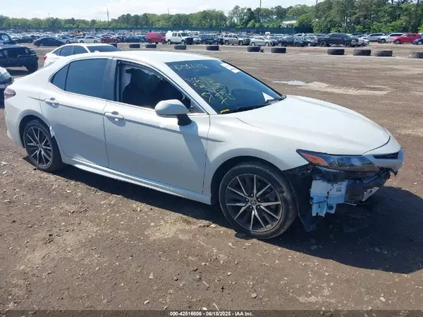 4T1G11AK6NU028107 2022 TOYOTA CAMRY - Image 1