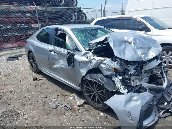 4T1G11AK6NU043027 2022 TOYOTA CAMRY - Image 1